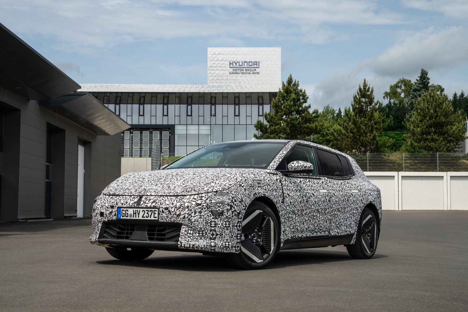 SMALL_Kia EV4 undergoes testing in Europe(18)
